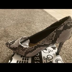 Bamboo snakeskin closed toed heels size 8.5